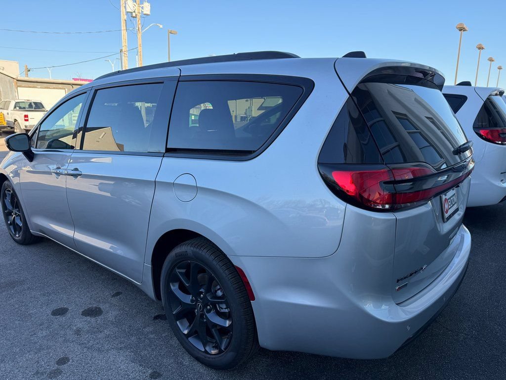 New 2026 Chrysler Pacifica Select w/ S Appearance Package FWD image 7