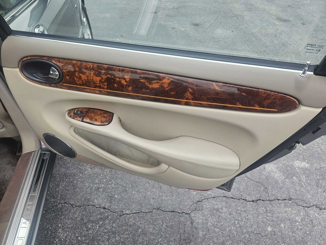 Used 2003 Jaguar XJ8 L image 14