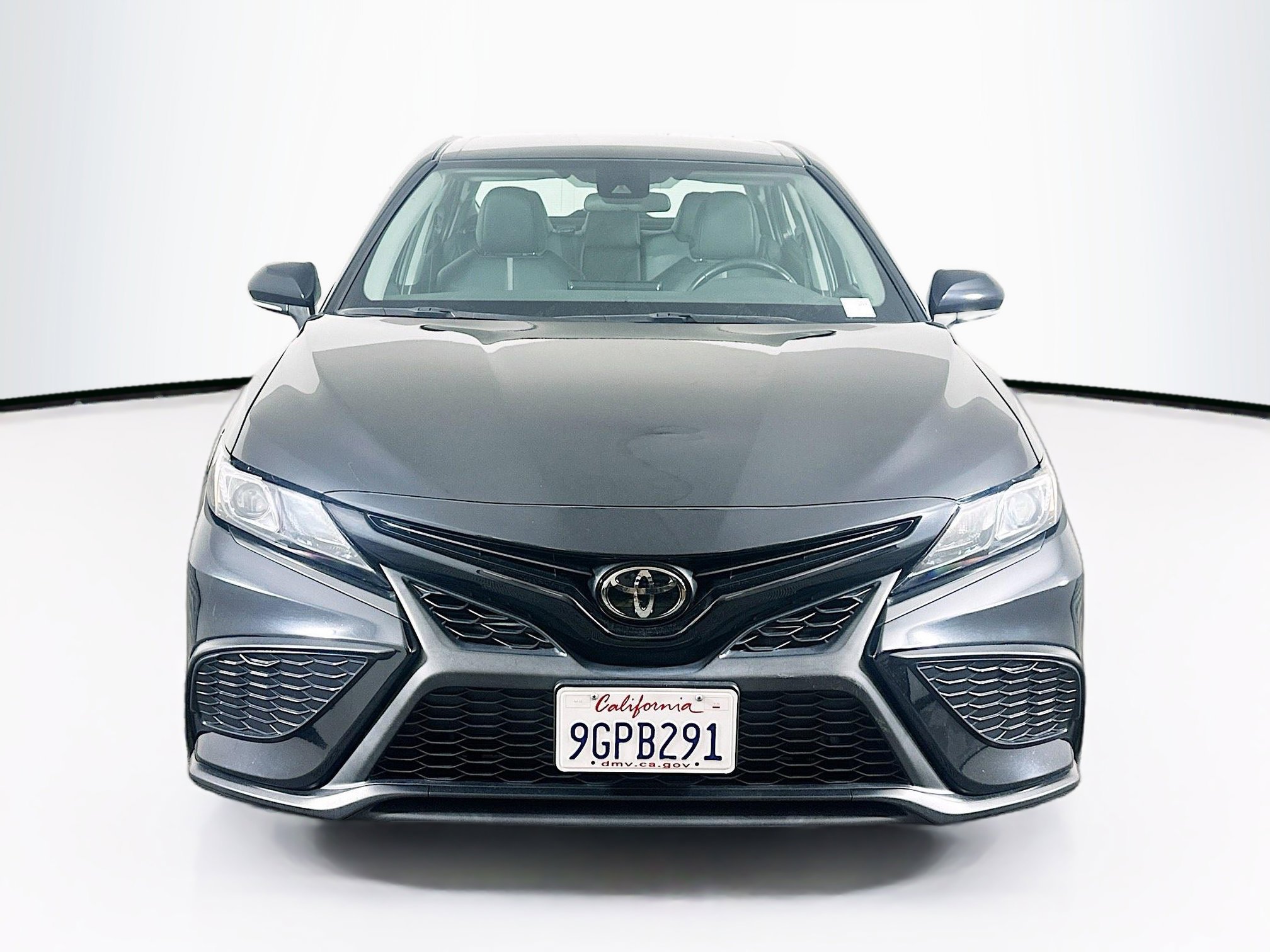 Used 2023 Toyota Camry SE image 2