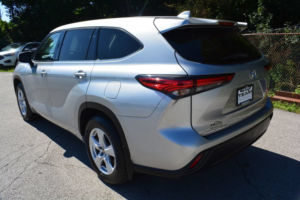 Used 2021 Toyota Highlander LE AWD/4WD image 7