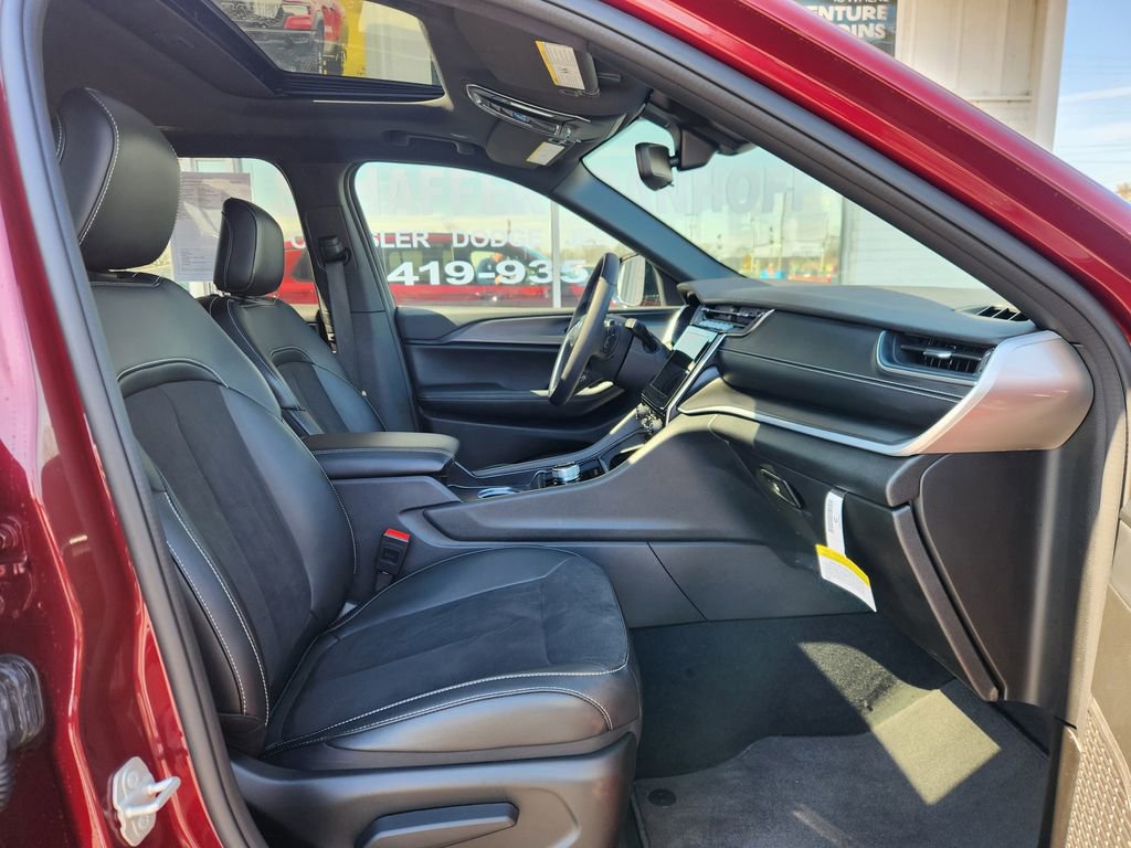 Used 2024 Jeep Grand Cherokee L Altitude image 10