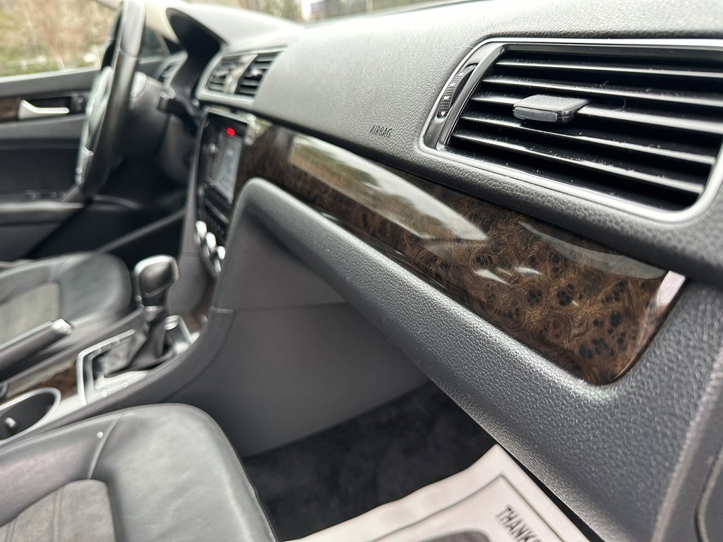 Used 2015 Volkswagen Passat 1.8T SEL Premium image 32