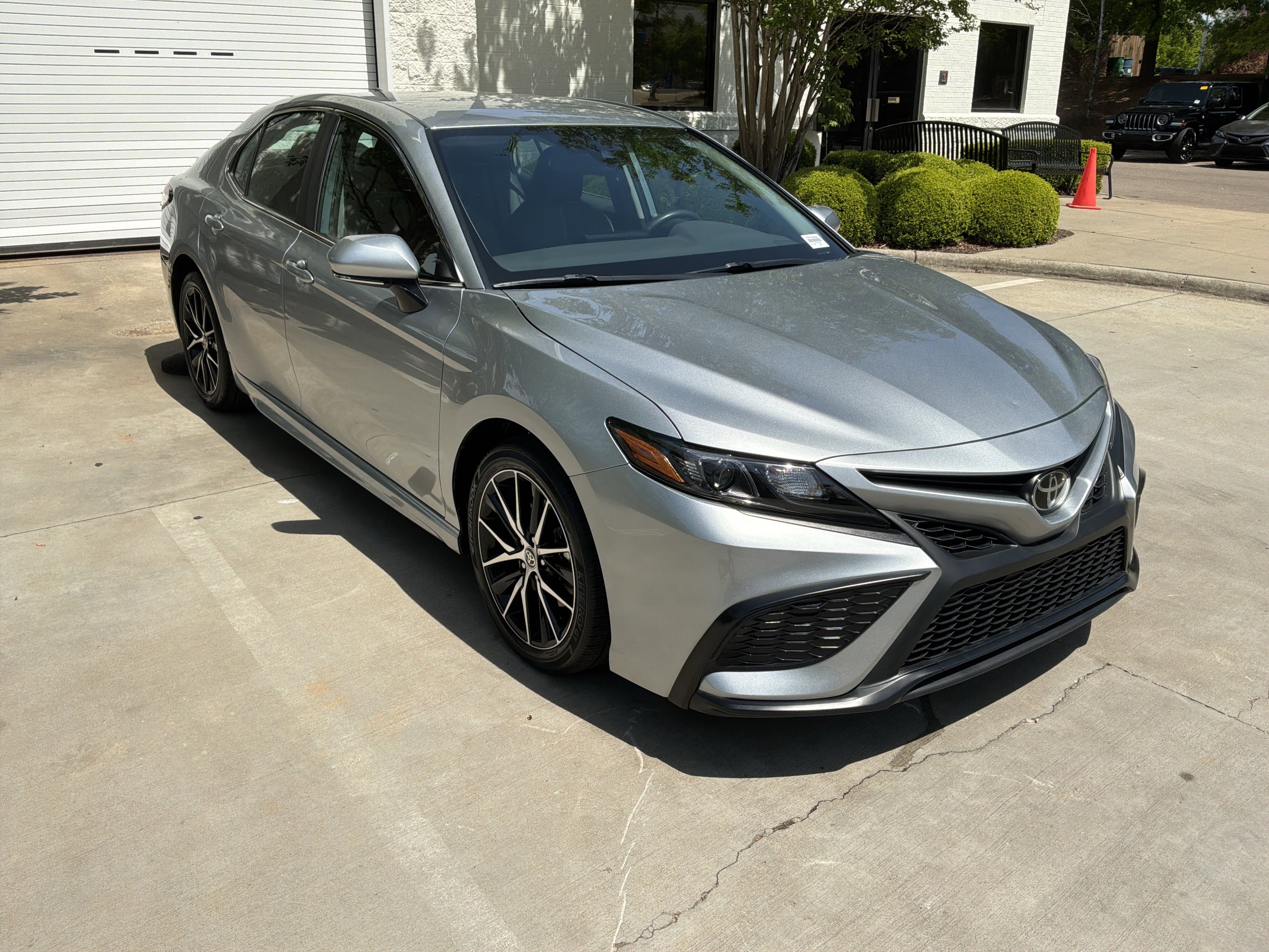 Used 2023 Toyota Camry SE w/ Convenience Package image 2