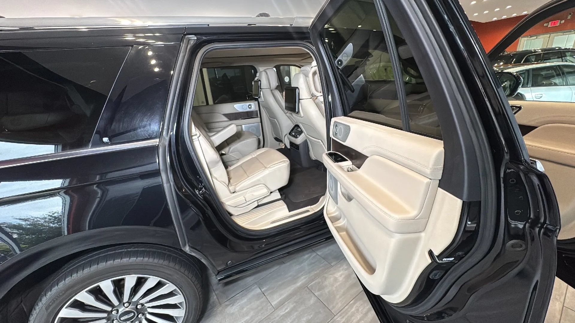Used 2019 Lincoln Navigator L Reserve w/ Cargo Package AWD/4WD image 30