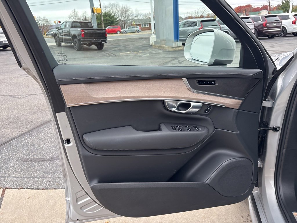 Certified 2025 Volvo XC90 B6 Plus image 17