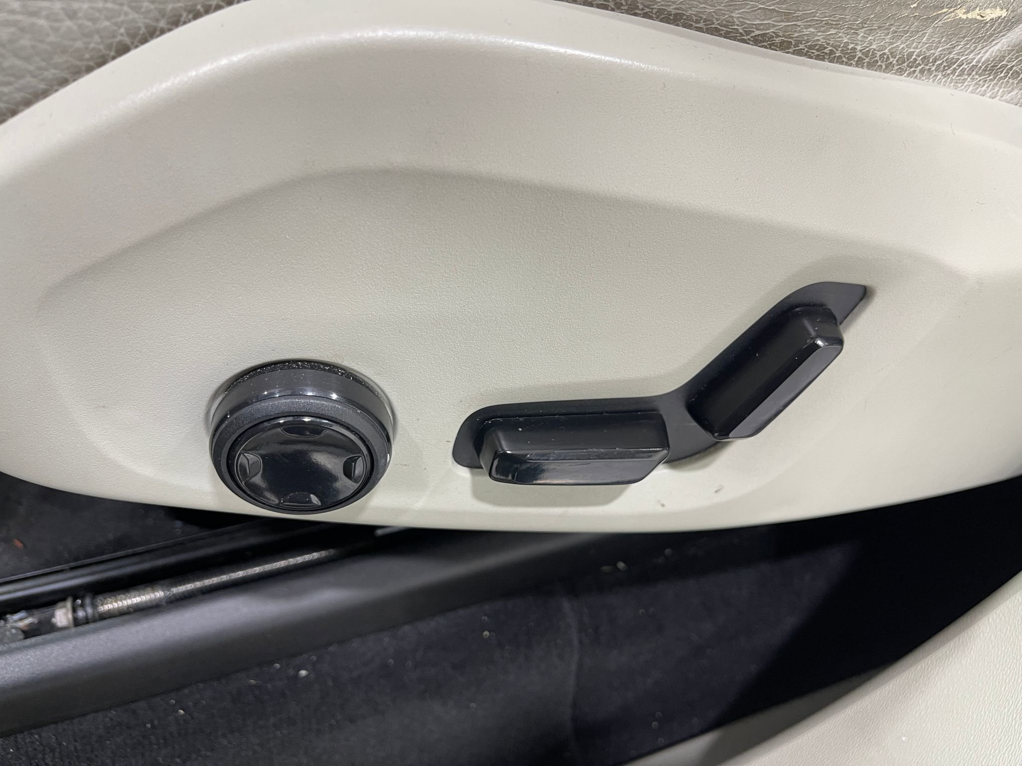 Used 2018 Volvo XC90 T5 Momentum w/ Convenience Package FWD image 17