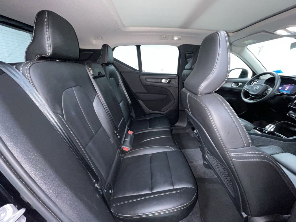 Used 2025 Volvo XC40 B5 Plus image 13