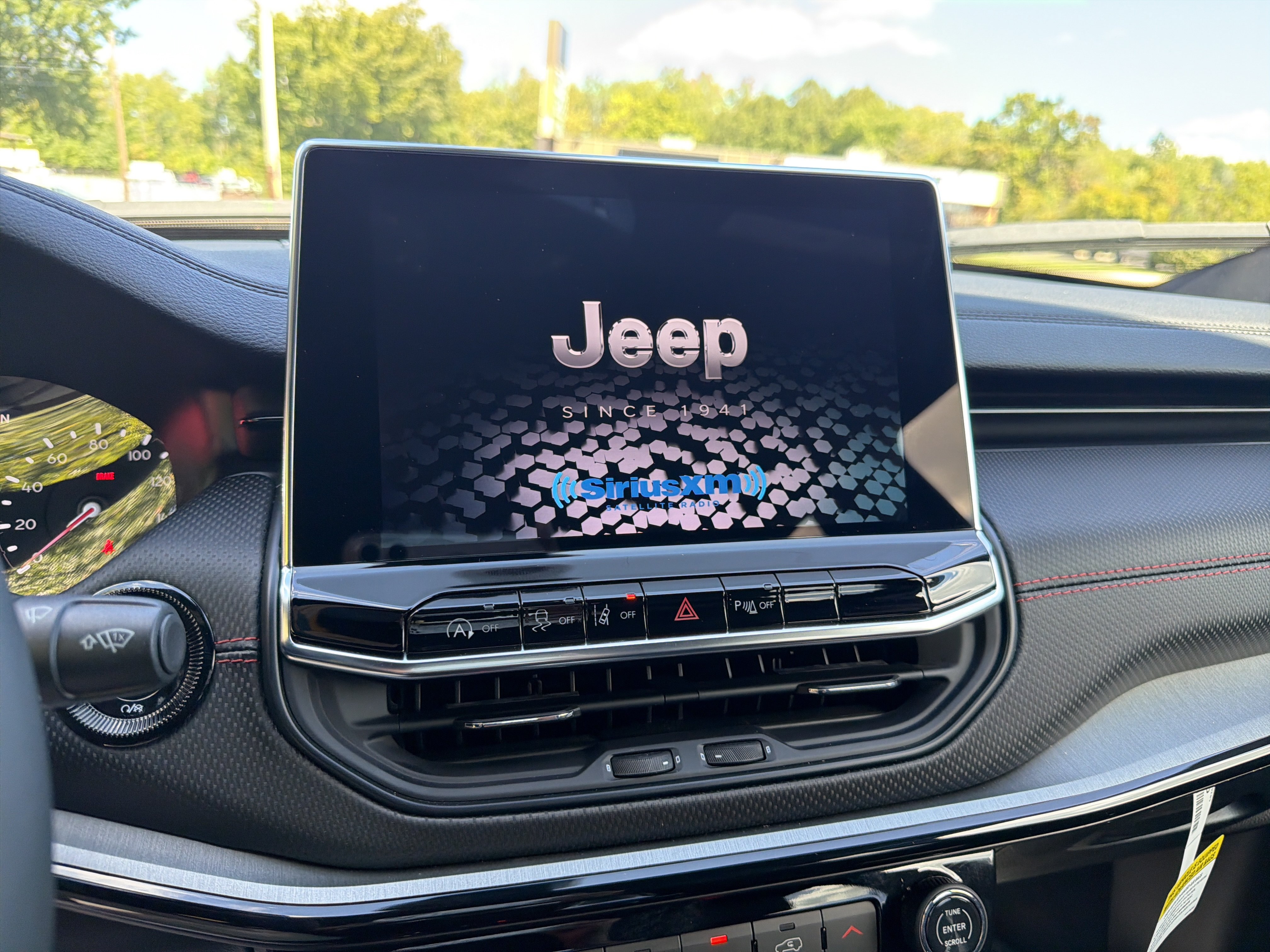 Certified 2025 Jeep Compass Trailhawk w/ Trailhawk Convenience Group AWD/4WD image 18