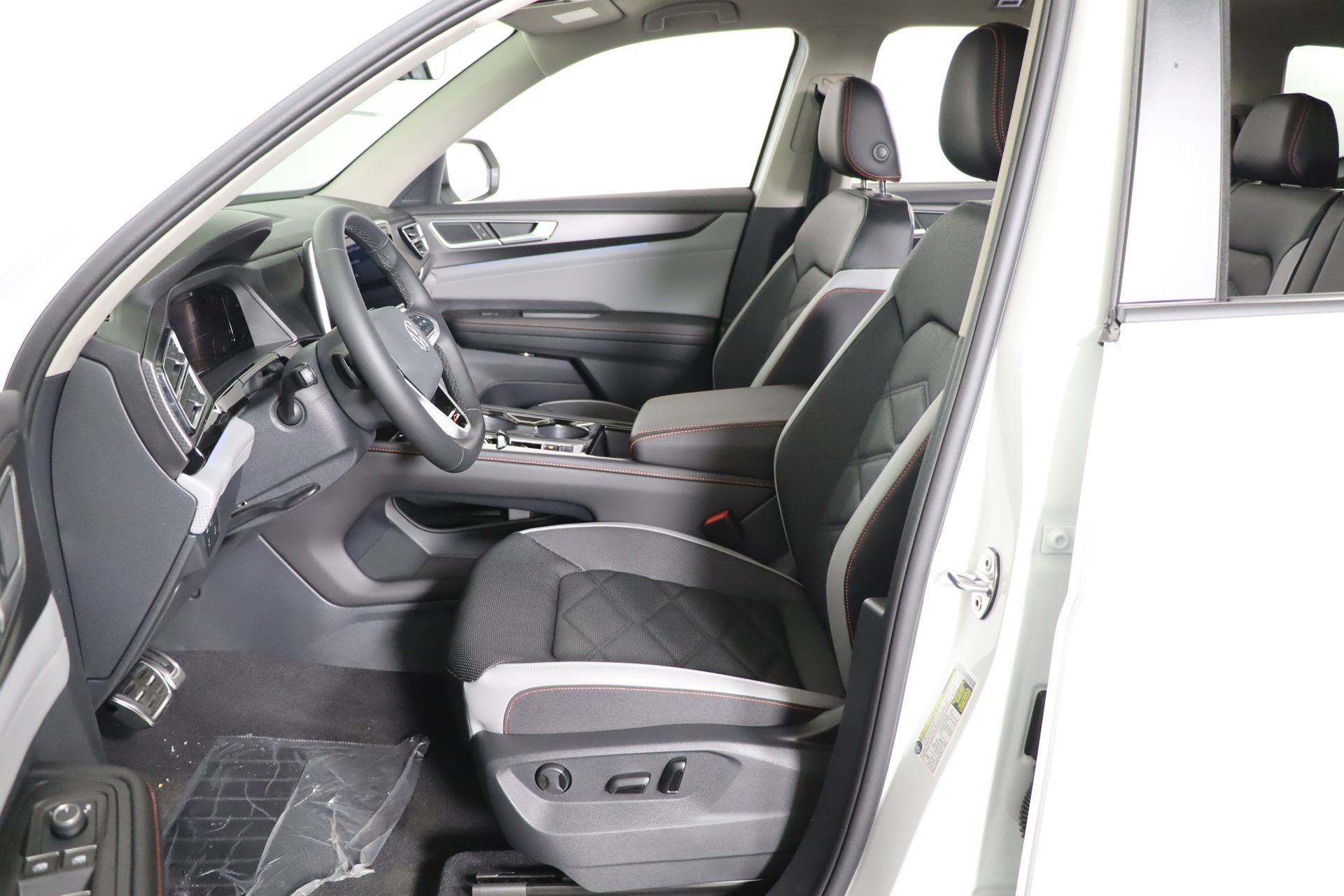 Used 2025 Volkswagen Atlas Peak Edition SE image 29