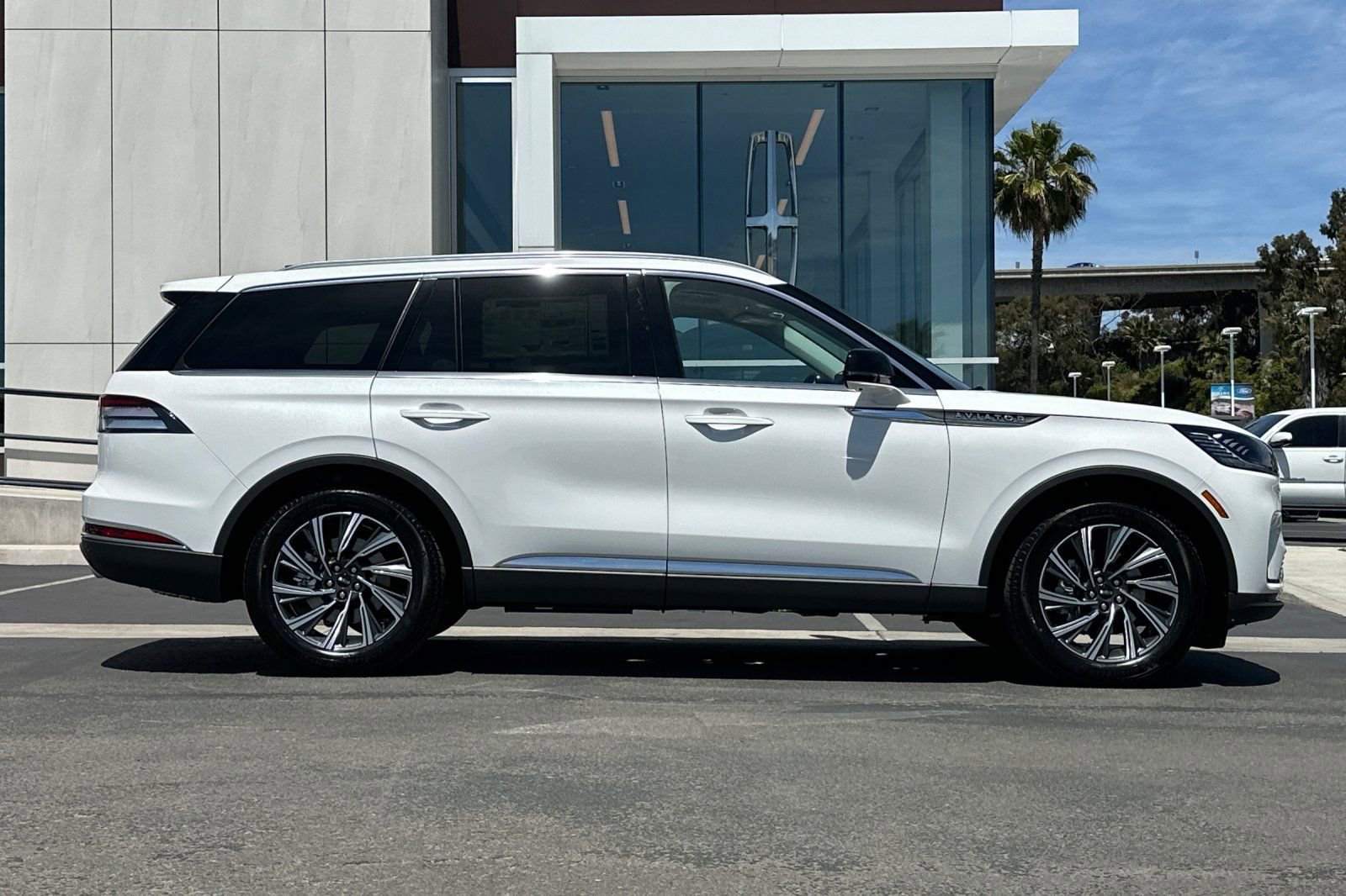 New 2026 Lincoln Aviator 2WD image 2