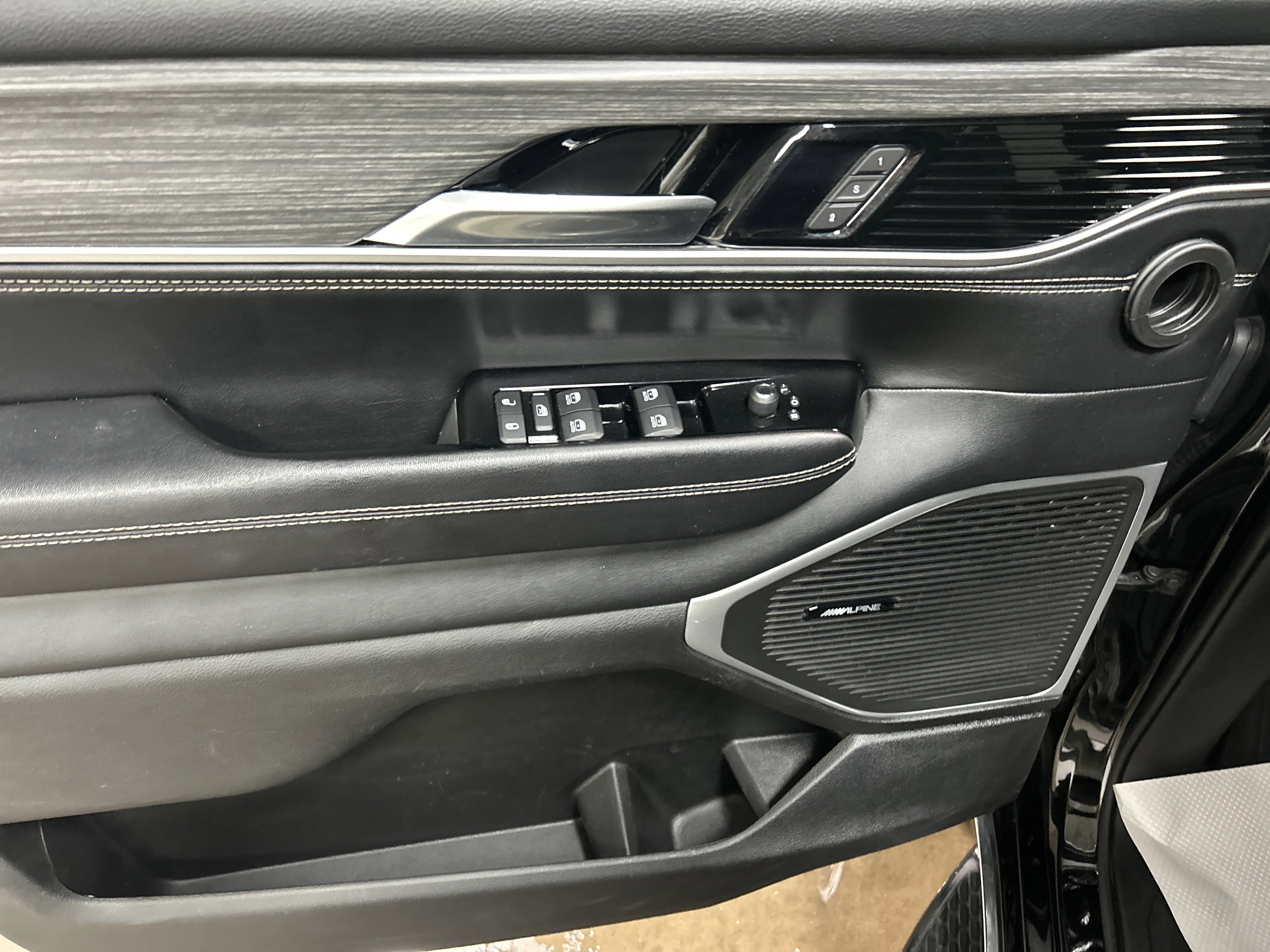 Used 2023 Jeep Wagoneer L Series II AWD/4WD image 11