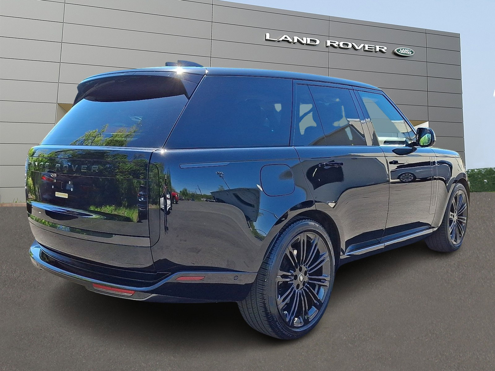 Used 2025 Land Rover Range Rover SE AWD/4WD image 2