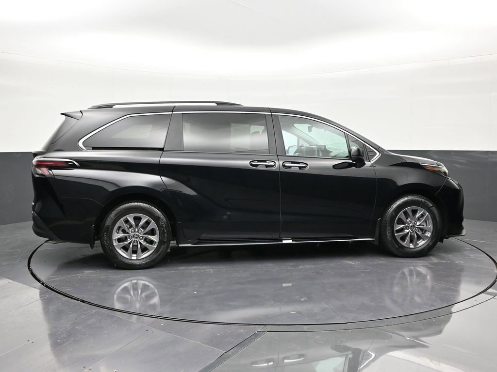 Used 2025 Toyota Sienna XLE w/ XLE Plus Package image 6