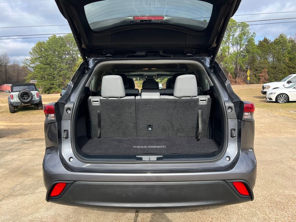 Used 2022 Toyota Highlander XLE AWD/4WD image 14
