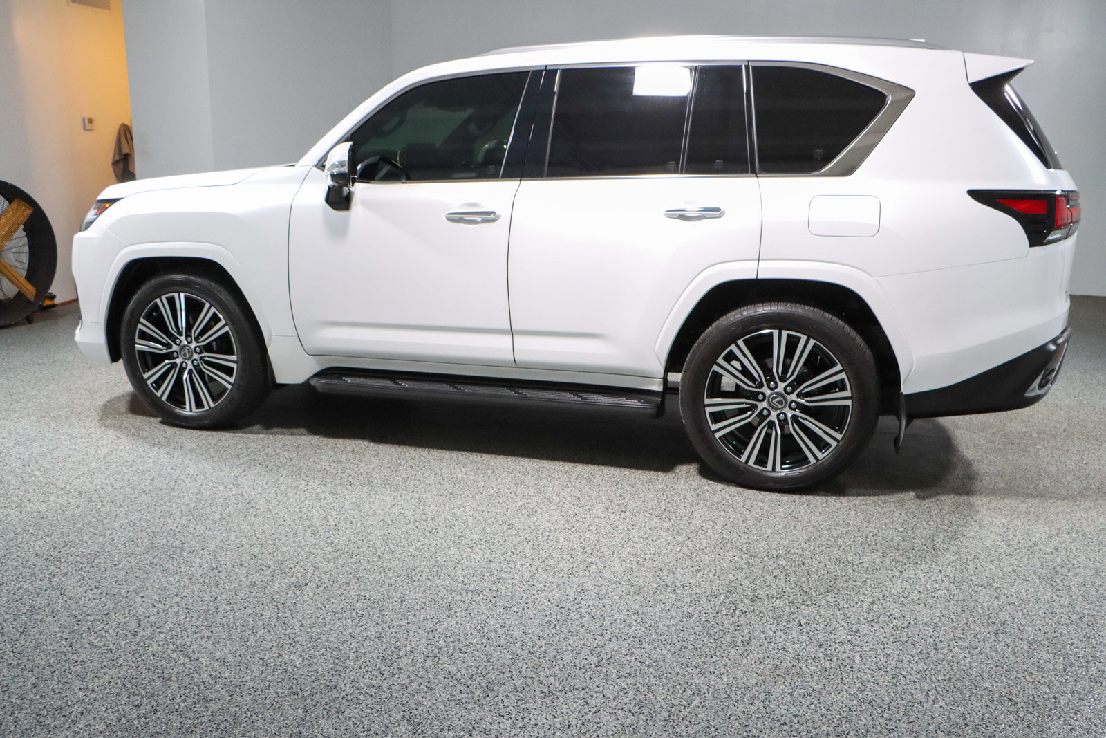 Used 2025 Lexus LX 600 4WD w/ Luxury Package image 10