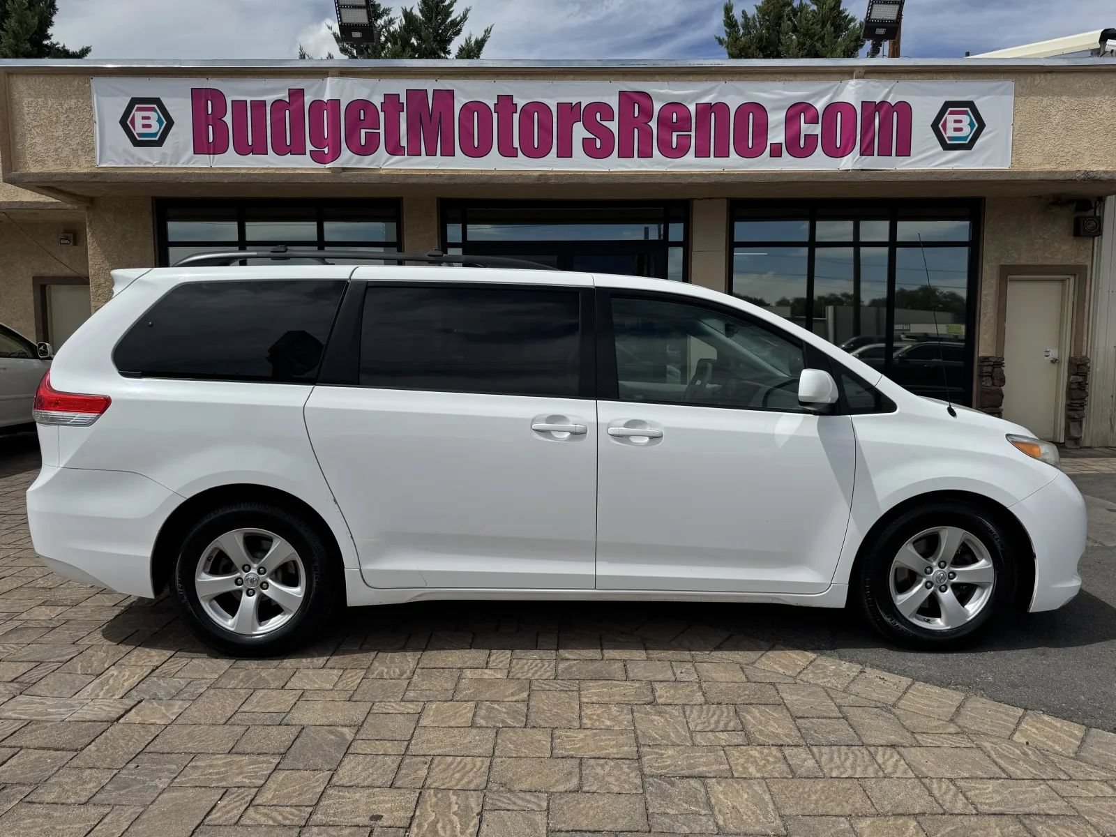 Used 2013 Toyota Sienna LE w/ Towing Pkg FWD image 1