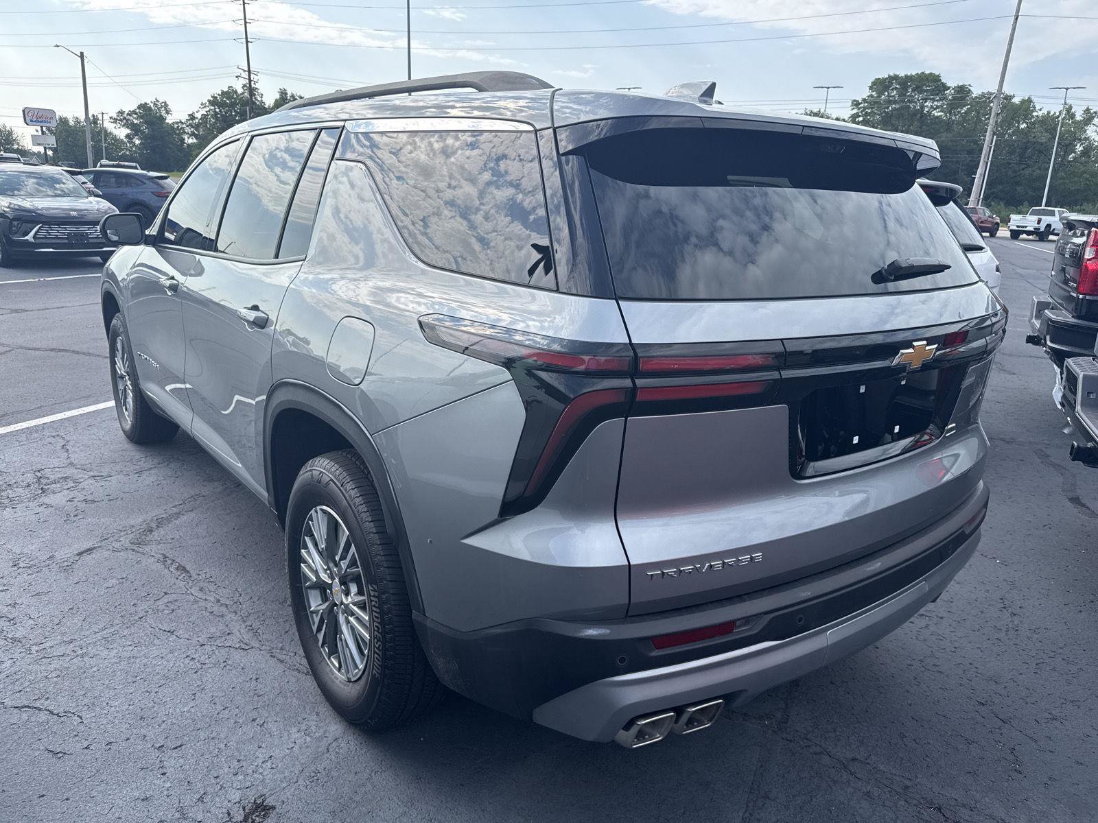 Used 2026 Chevrolet Traverse LT w/ Driver Confidence Package FWD image 2