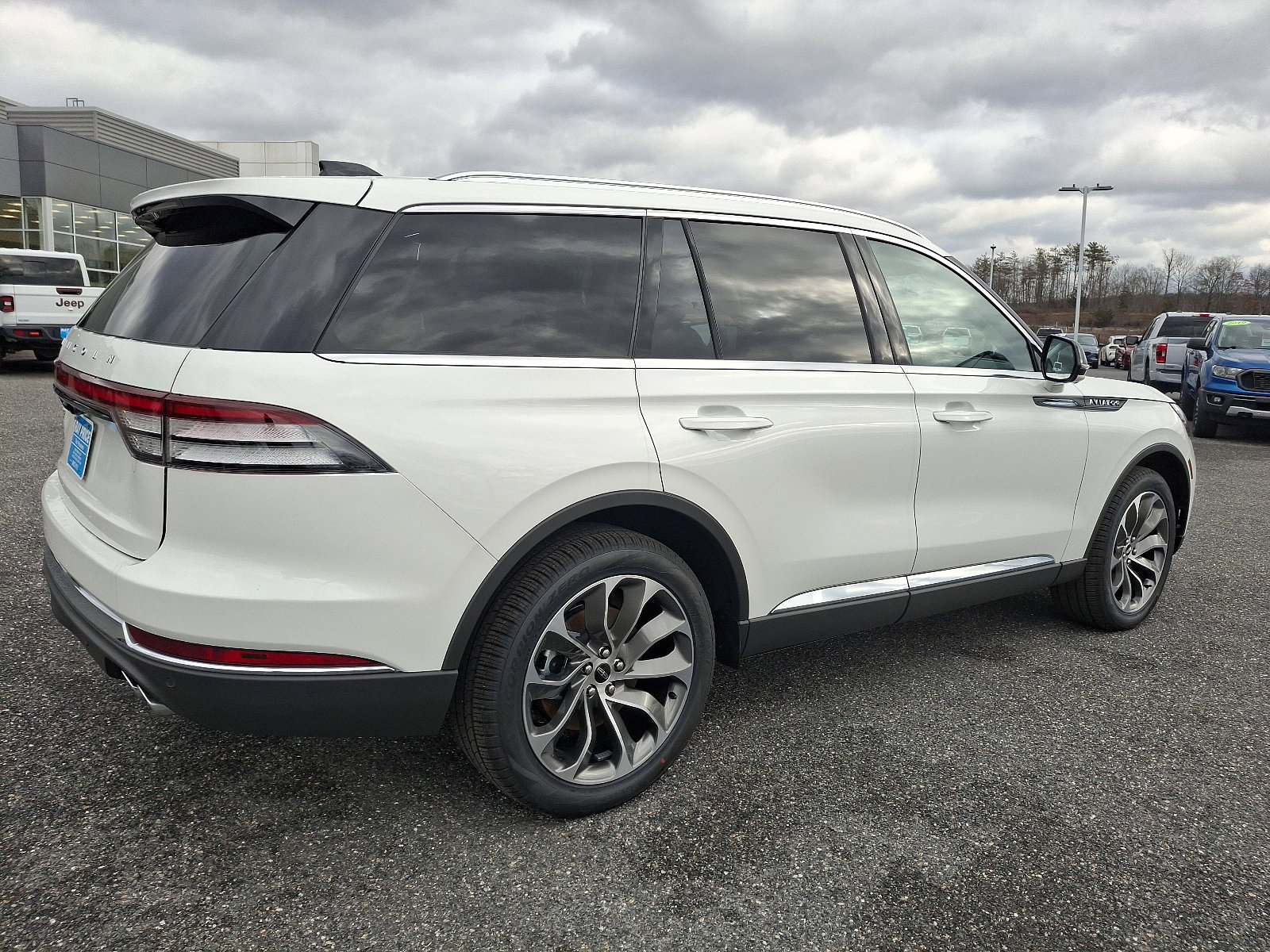 New 2025 Lincoln Aviator AWD image 4