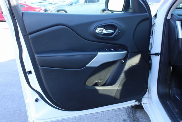 Used 2018 Jeep Cherokee Overland image 7