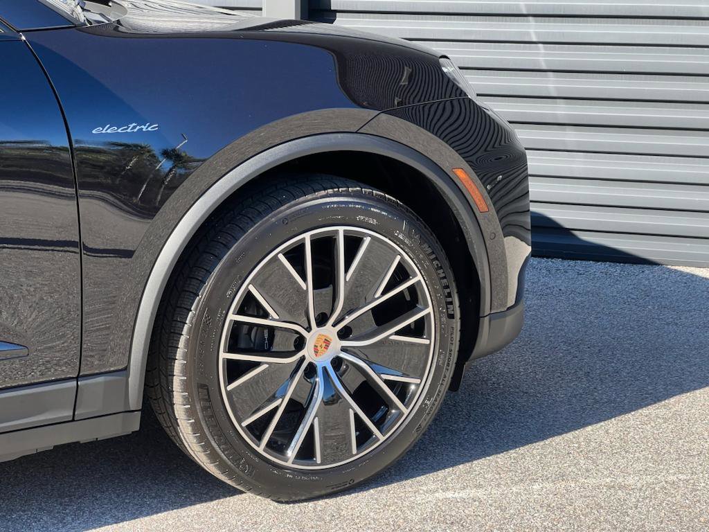 Certified 2024 Porsche Macan 4 Electric image 12