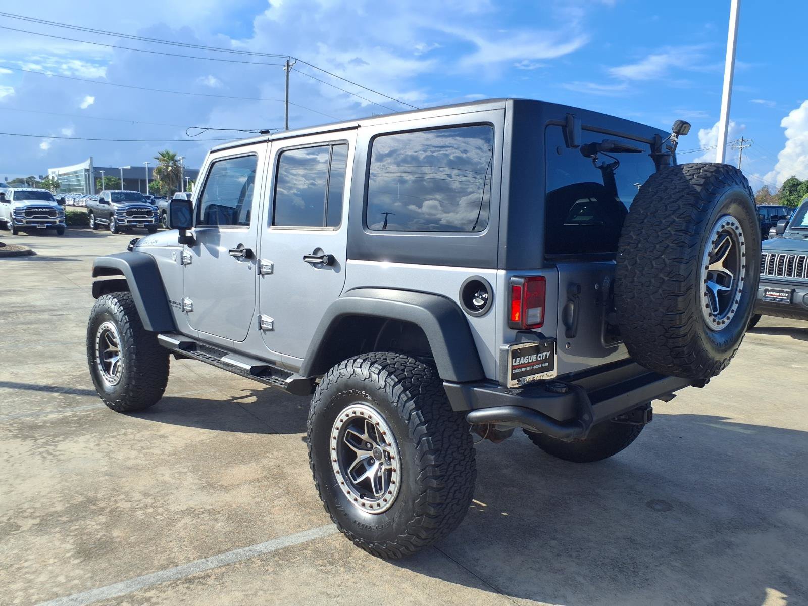 Used 2015 Jeep Wrangler Unlimited Rubicon w/ Max Tow Package AWD/4WD image 4