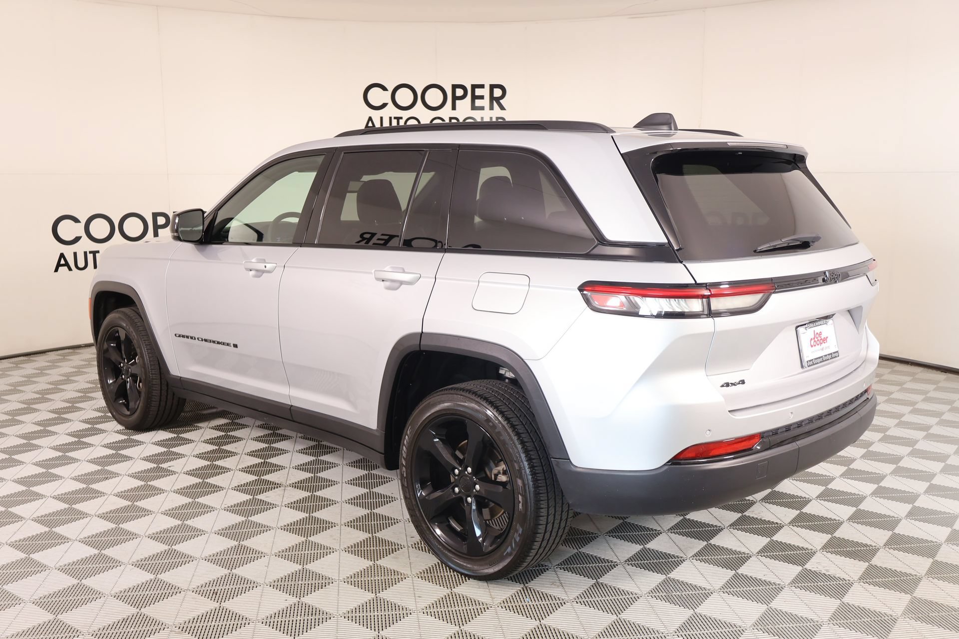 Used 2023 Jeep Grand Cherokee Altitude AWD/4WD image 23