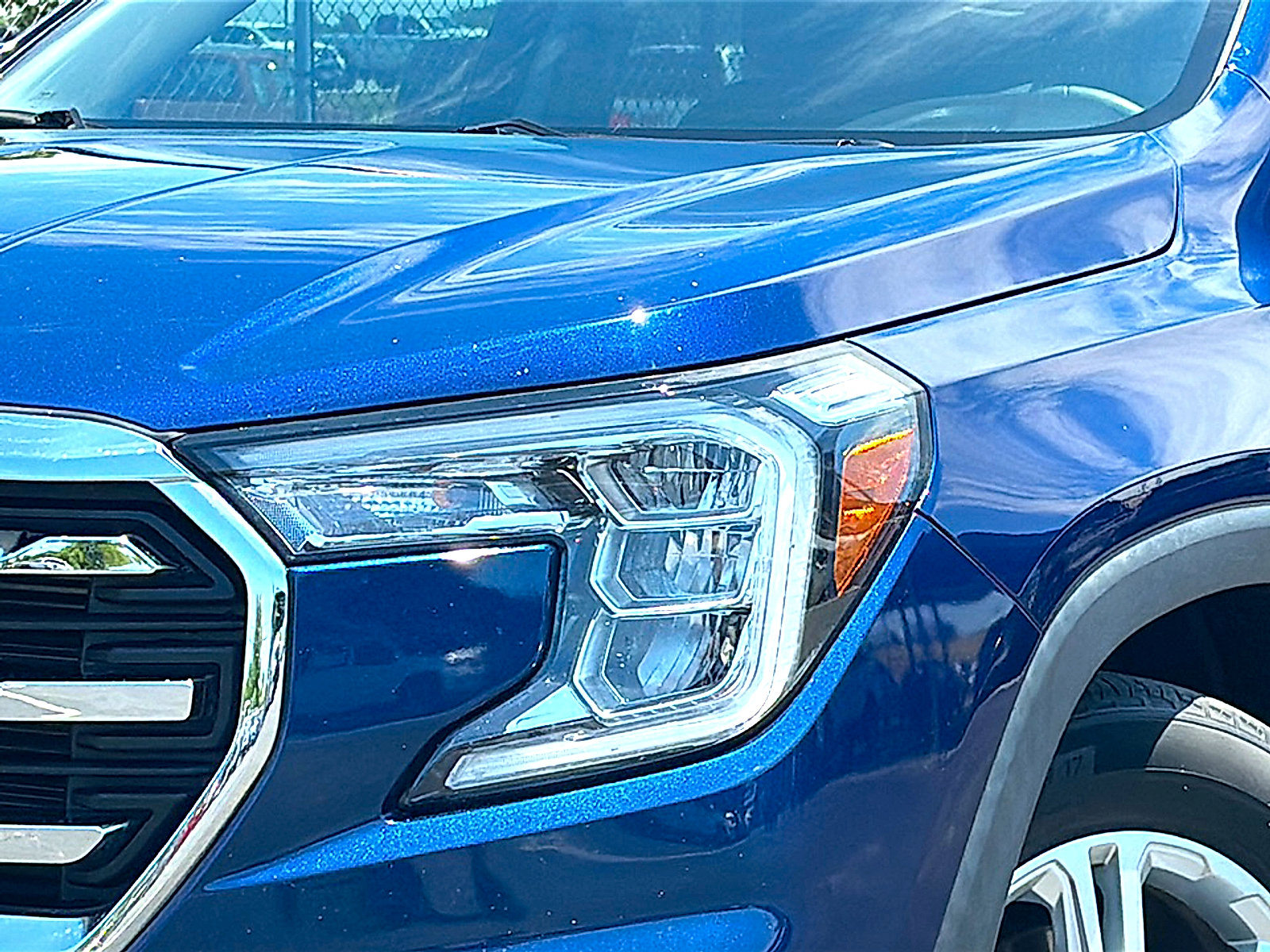 Used 2022 GMC Terrain SLE w/ Driver Convenience Package FWD image 4