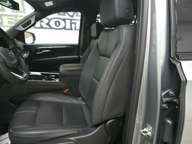 Used 2025 Chevrolet Suburban RST image 18