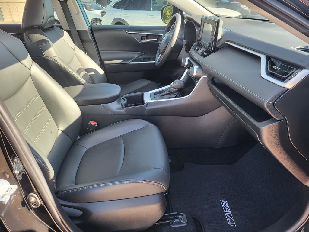 Used 2022 Toyota RAV4 XLE Premium image 9