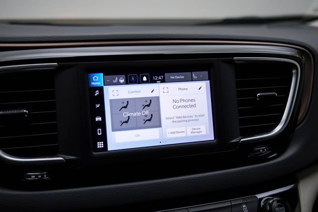 Used 2023 Chrysler Voyager LX image 28