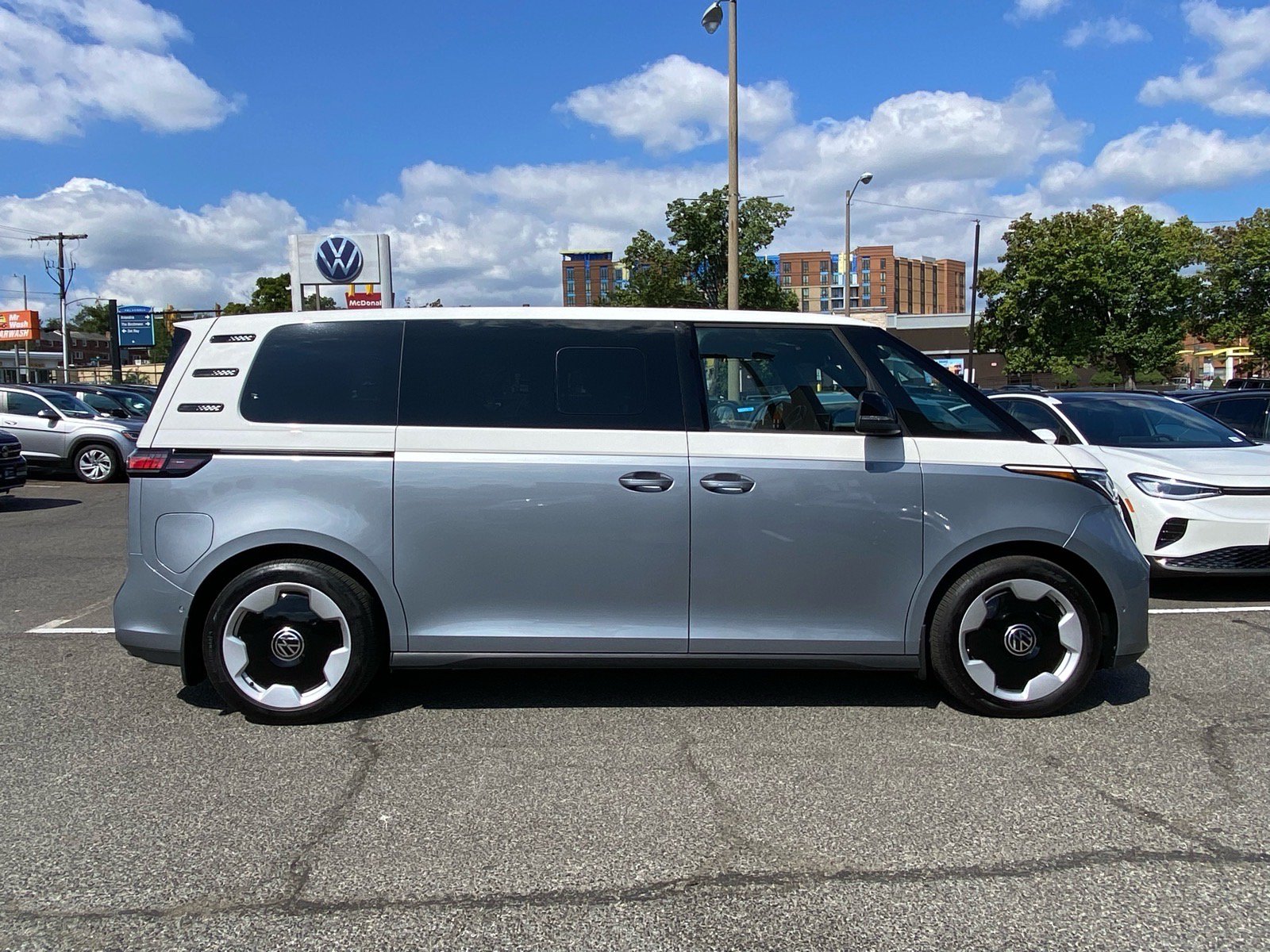 Certified 2025 Volkswagen ID. Buzz Pro S Plus AWD/4WD image 2