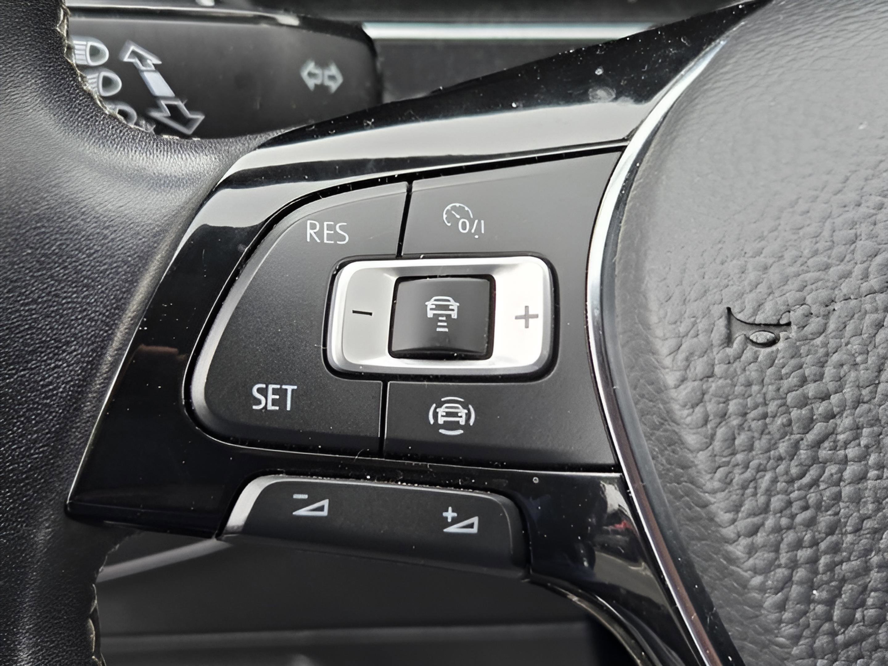 Used 2021 Volkswagen Tiguan SEL Premium R-Line image 21