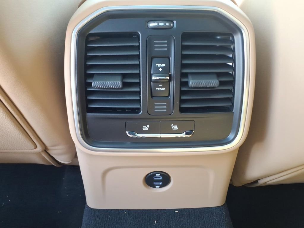 Used 2025 Porsche Macan AWD/4WD image 14