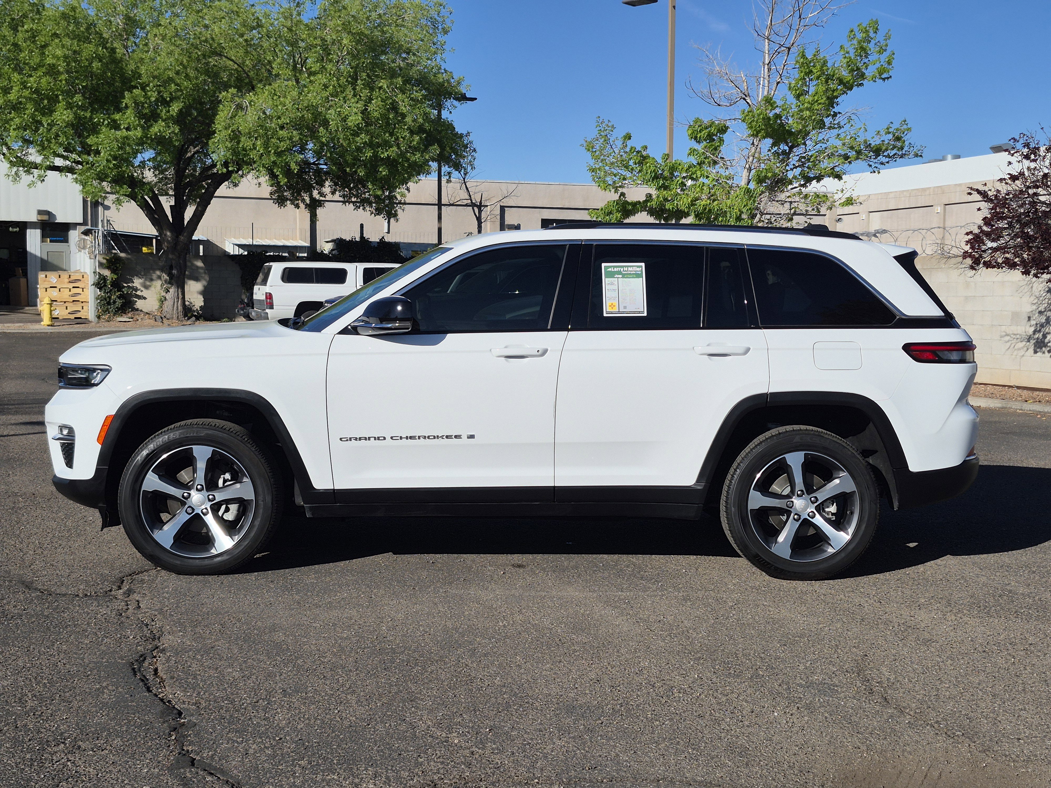 Certified 2023 Jeep Grand Cherokee Limited w/ Trailer Tow Prep Group (B) AWD/4WD image 4