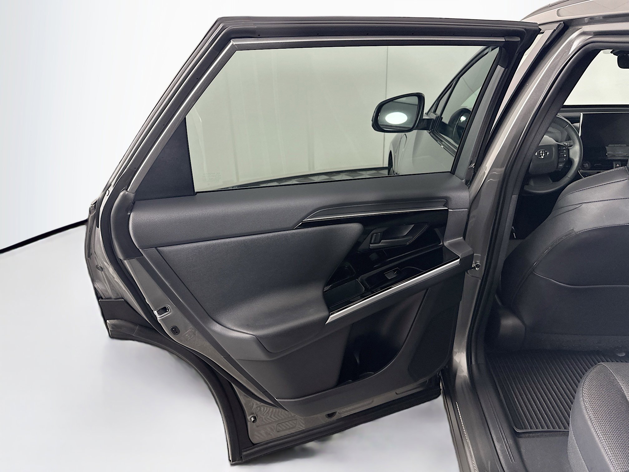 Used 2024 Toyota bZ4X XLE w/ Weather Package FWD image 25