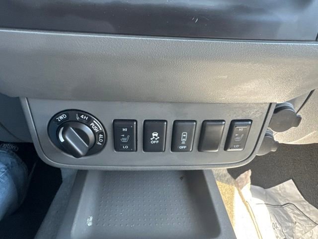 Used 2016 Nissan Frontier SV w/ SV Value Truck Package AWD/4WD image 17