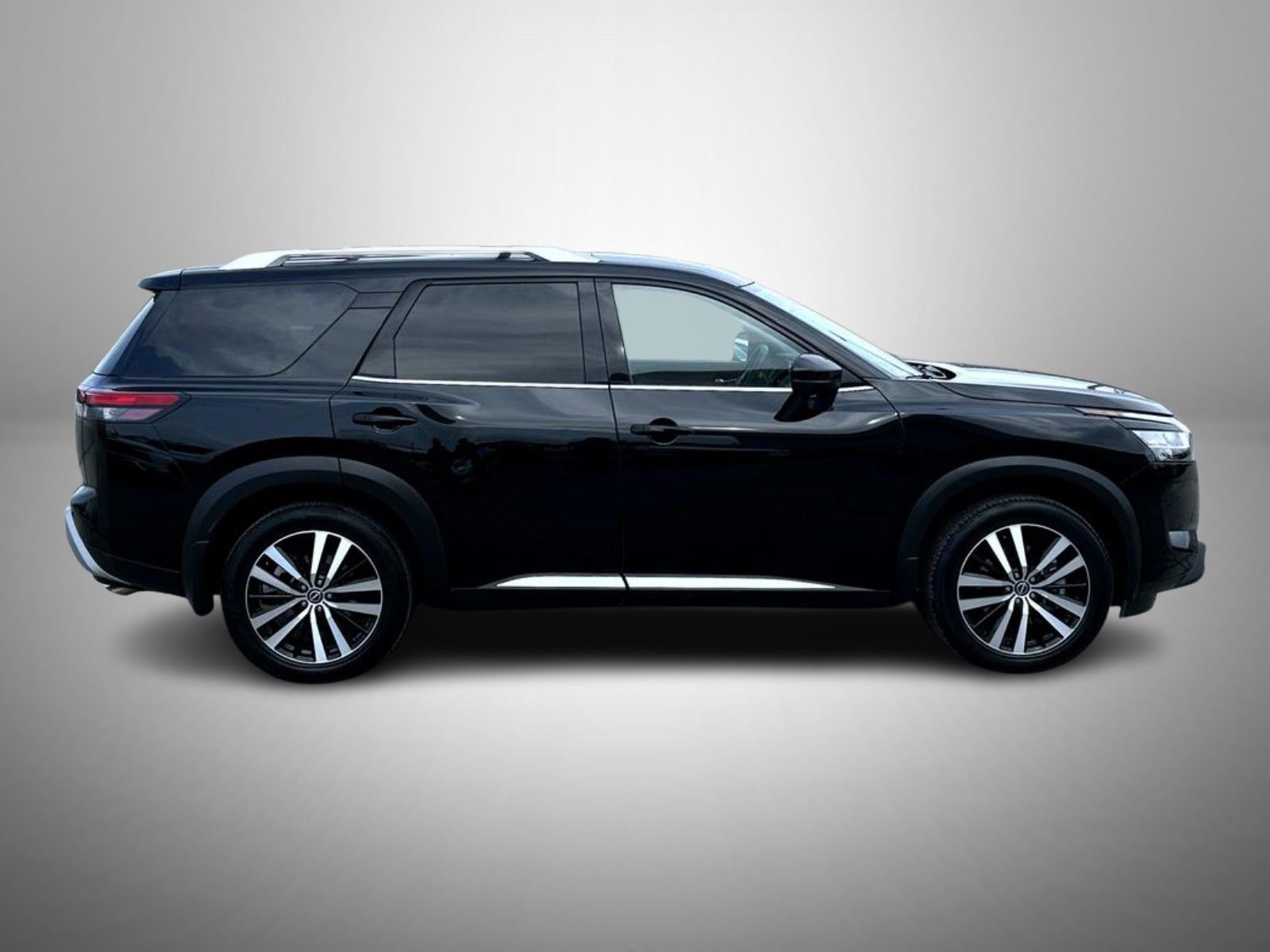 Used 2024 Nissan Pathfinder Platinum image 4