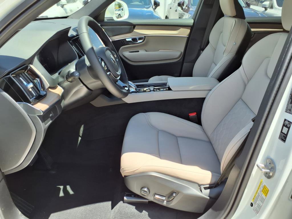 New 2026 Volvo XC90 B6 Plus w/ Protection Package Premier image 13