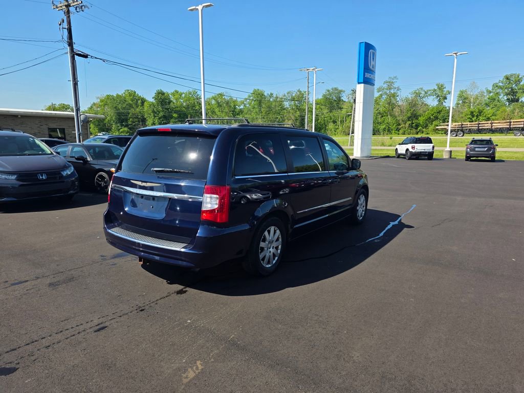Used 2014 Chrysler Town & Country Touring FWD image 3