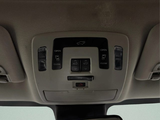 Used 2022 Toyota Sienna XLE FWD image 24