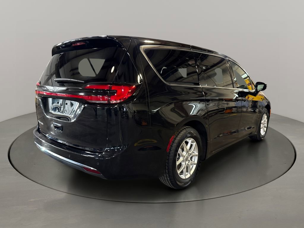 Used 2025 Chrysler Pacifica Select image 7