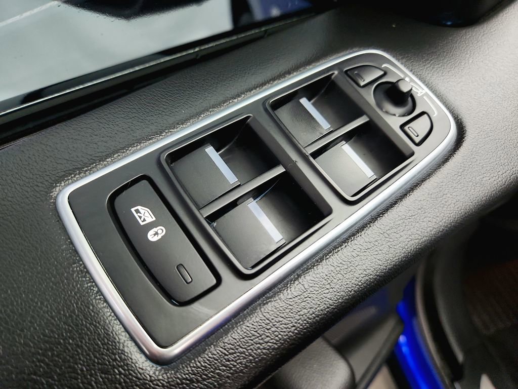 Used 2020 Jaguar F-PACE Premium image 28