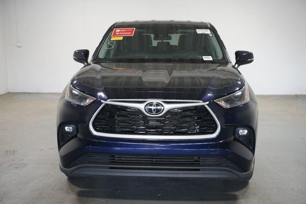 Used 2023 Toyota Highlander LE FWD image 2