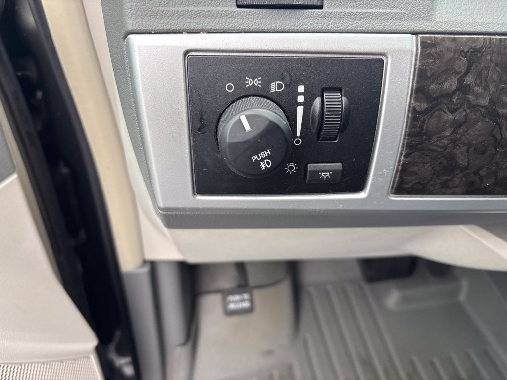 Used 2010 Dodge Grand Caravan Crew w/ Family Value Group FWD image 17