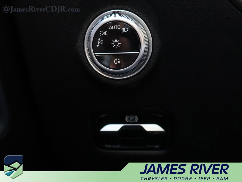 Used 2024 Mercedes-Benz C 300 4MATIC Sedan image 32