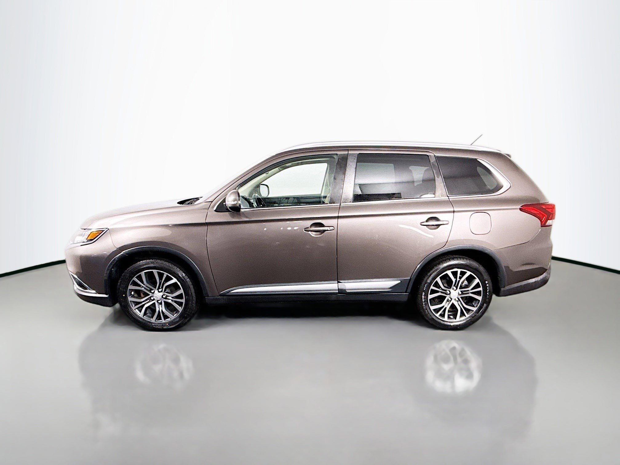 Used 2016 Mitsubishi Outlander GT AWD/4WD image 6