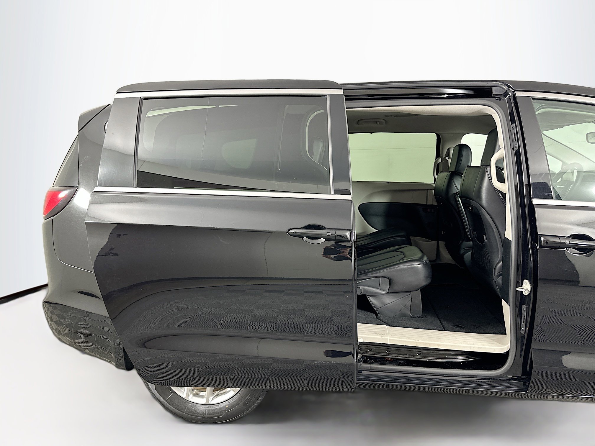 Used 2024 Chrysler Pacifica Touring-L image 31