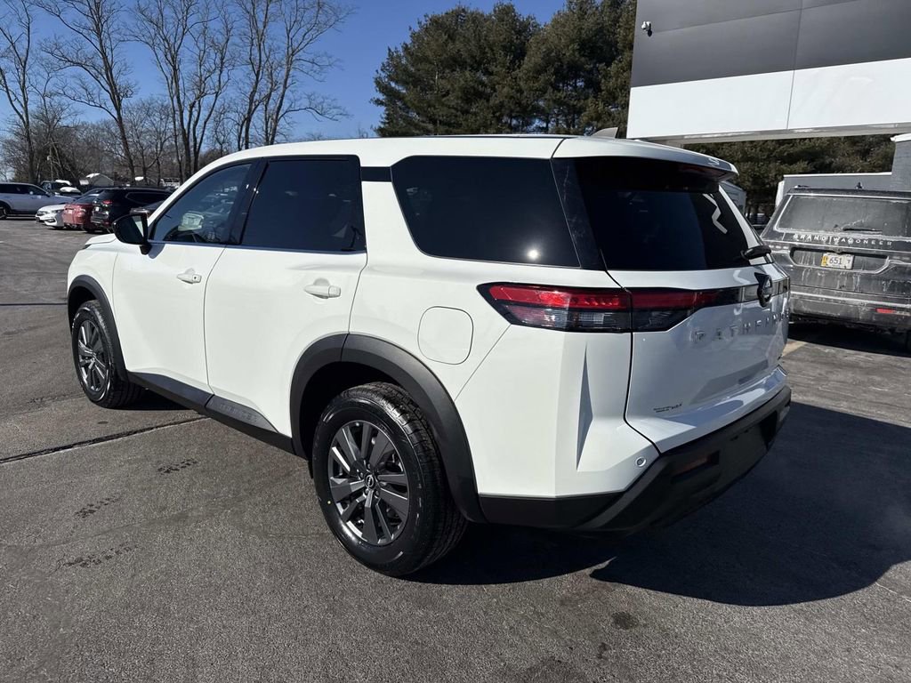 Used 2024 Nissan Pathfinder S image 3