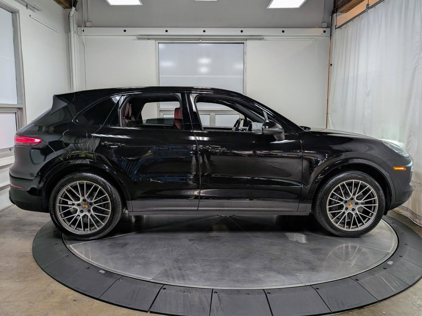 Used 2023 Porsche Cayenne Platinum Edition image 10
