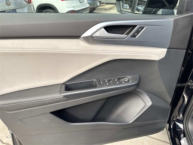 Certified 2025 Volkswagen Taos SE image 15